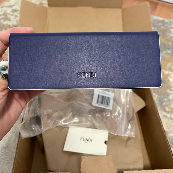 NIB Women’s One Size (51mm) Fendi Cat Eye Frame Sunglasses 100% UV Protection - Picture 12 of 15